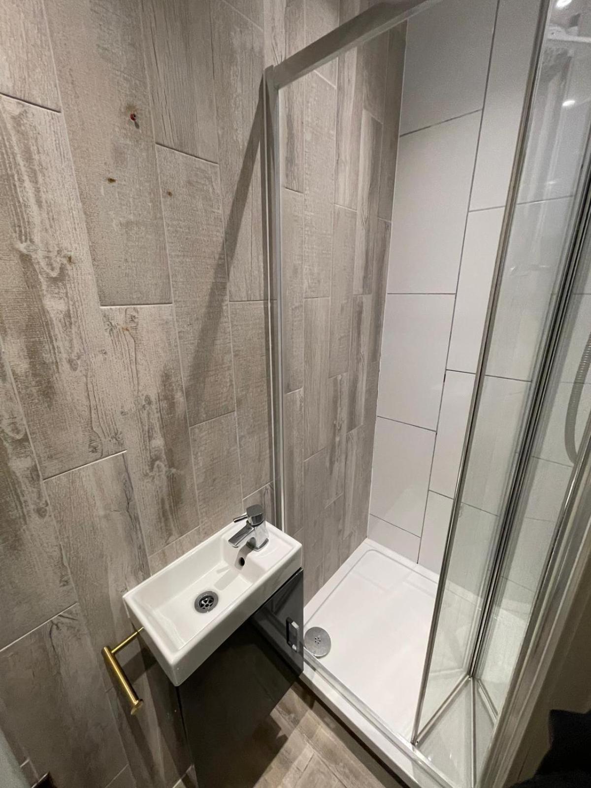 Letzi Premium Cozy Retreat Private En-Suite Rooms, Wembley London Exterior photo