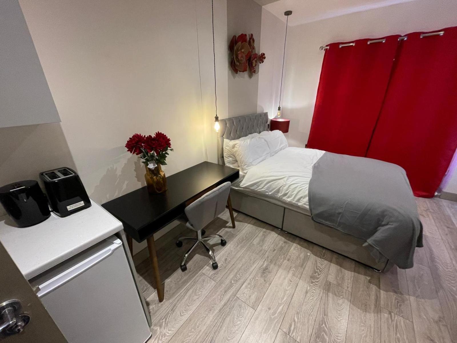 Letzi Premium Cozy Retreat Private En-Suite Rooms, Wembley London Exterior photo